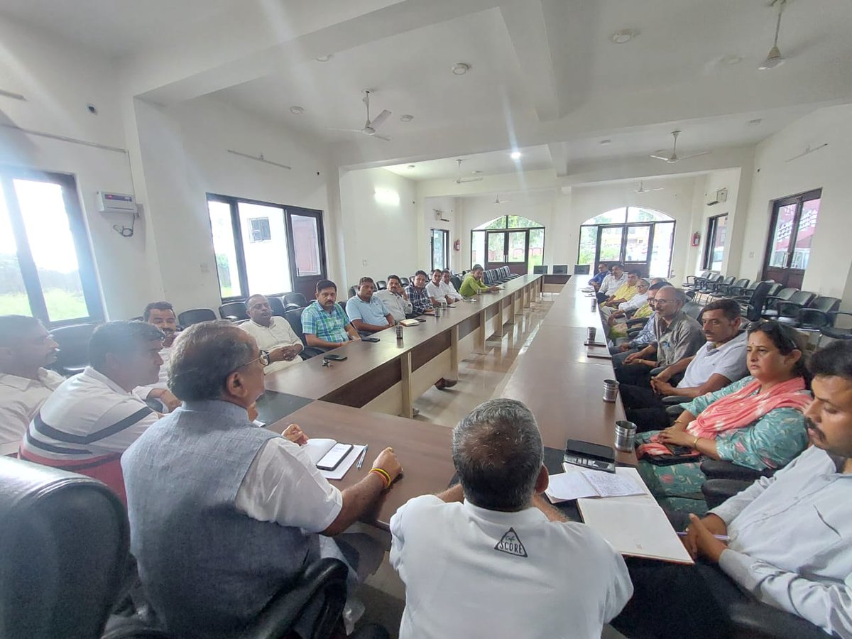 NirmalSinghBJP's tweet photo. Presided over meeting regarding #VoterAbhiyan at PWD rest house #Billawar. BDC chairman, Municipal chairman and parshads,  Mandal presidents and district office bearers team  all attended the meeting. 

#BJP4IND 
#Basoli https://t.co/4U0wXzTuk5