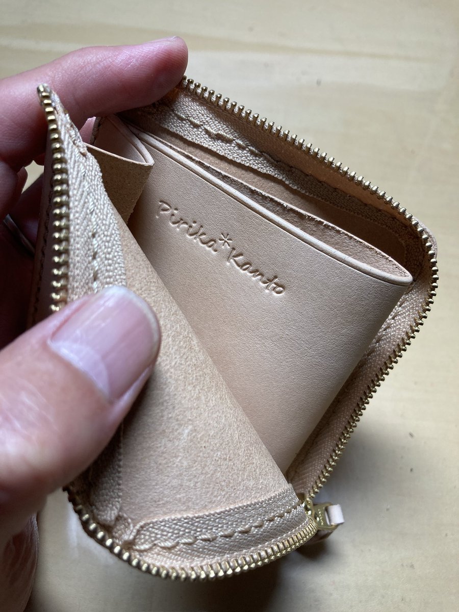 L字ファスナーのミニマリスト財布を作りました。
ずっとお待ちいただいてすみませんでした。
喜んでいただけると嬉しいです。