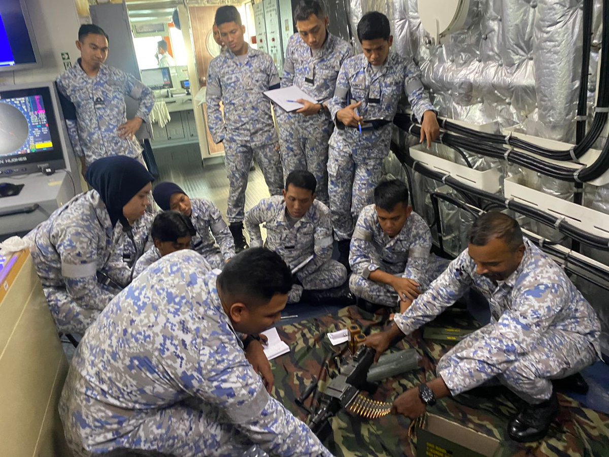 'Keringat semasa latihan demi mengelakkan darah menitis di medan perjuangan' 
Seramai 22 pelatih telah menjalani latihan bersama KD GAGAH SAMUDERA semasa pelayaran Eksesais ANGSA 14/23. Disamping mendapat pendedahan ketika eksesais, kelas pembelajaran juga telah diberikan.