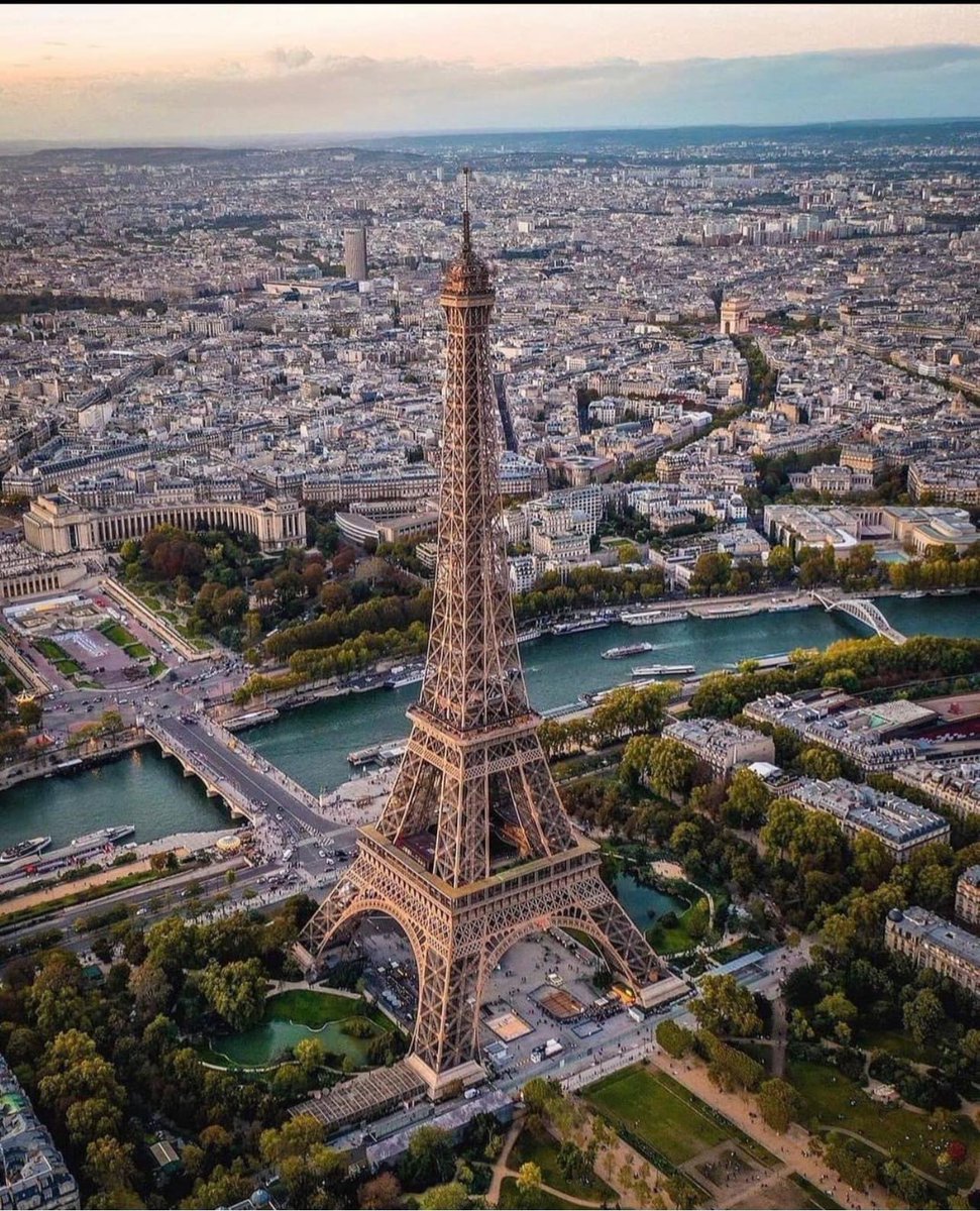 TravelXeu's tweet image. &quot;Iconic and elegant, the Eiffel Tower is the heart of Paris, a symbol of romance and architectural brilliance. Can&apos;t get enough of its breathtaking views! 🌆🗼 #ParisianCharm #EiffelMagic&quot;