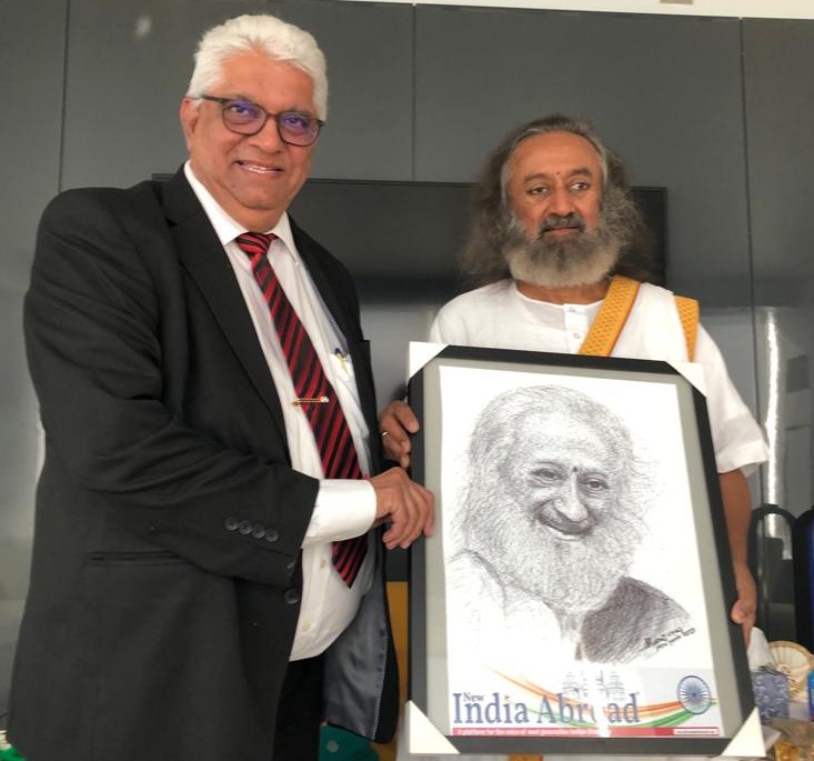 IndiaAbroad_'s tweet image. CEO @RajeevbBhambri presenting a painting to @SriSri in New York. Painting by Manoj Vyas on behalf of @NewIndiaAbroad family