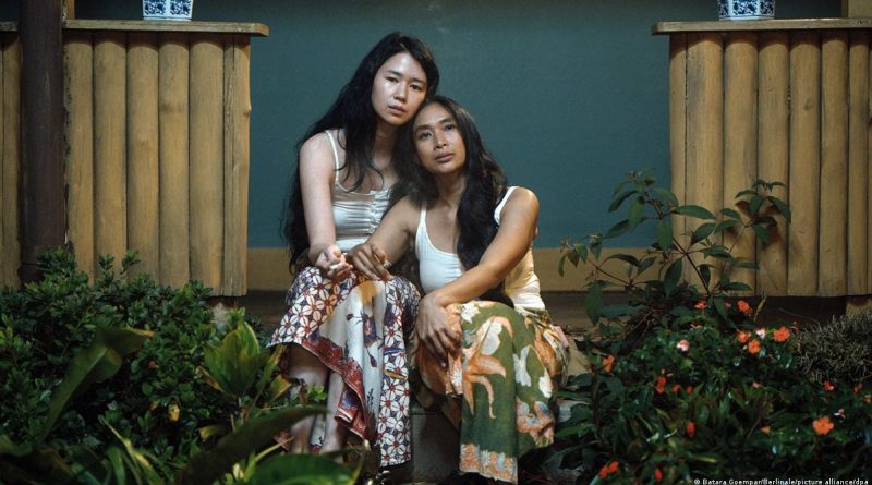 AWFJ's tweet photo. #BeforeNowAndThen is @Film_Movement’s Indonesian period drama about a woman living with trauma during the political violence of the late ‘60s. It's directed by @kamilandini and inspired by the novel by Jais Darga Namaku. @valeriekalfrin reviews https://t.co/KUBimitNob https://t.co/X1ZoGSAYHi