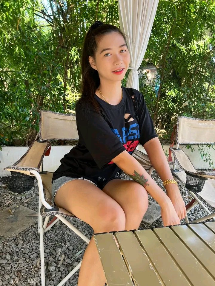 KhlaPhra's tweet photo. เราไม่มีรถหรู แบบเขาให้เธอนั่ง แต่เรามีเก้าอี้ กับกะละมัง ให้เธอซักผ้า 😁😁 https://t.co/Rxw3106hLd