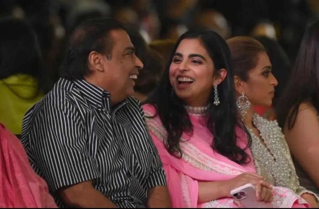 _IshaAmbani's tweet photo. “A girl’s first true love is her father.” 📷📷📷 https://t.co/kTWvGqRZ5S