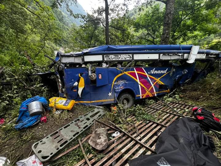 जनपद उत्तरकाशी के गंगोत्री राष्ट्रीय राजमार्ग पर गंगनानी में बस दुर्घटनाग्रस्त होने से 7 लोगों के अकस्मात निधन एवं 27 लोगों के घायल होने का दु:खद समाचार प्राप्त हुआ भगवान दिवंगत आत्माओं को अपने श्रीचरणों में स्थान दें एवं उनके परिजनों को इस असहनीय दु:ख को सहने की शक्ति प्रदान करे