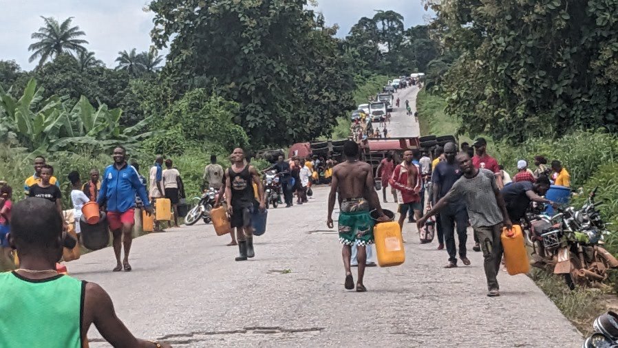 Petrol tanker fell and blocked Ikom - Calabar highway yesterday. Motorists stranded. Suddenly people from the local communities showed up with hundreds of gallons & were collecting the petrol. No 🔥 🚒 around. Very risky operations. #thisisNigeria