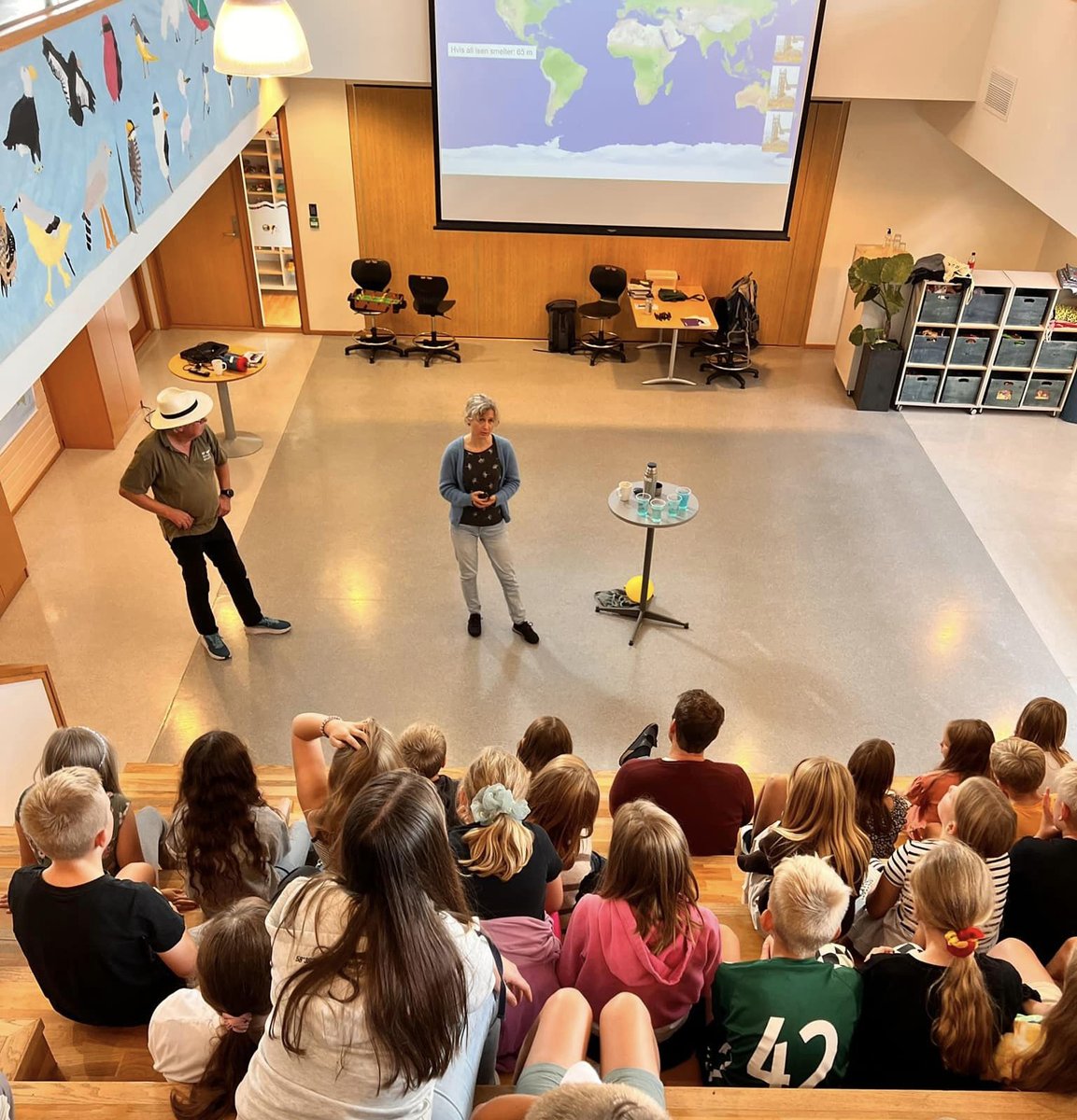 📷 Svein Østerhus (@NORCEresearch) and Kristin Richter at @arendalsuka, discussing the rising sea levels and the effect on #Antarctica with students from Arendal kommune. 🇳🇴🇪🇺