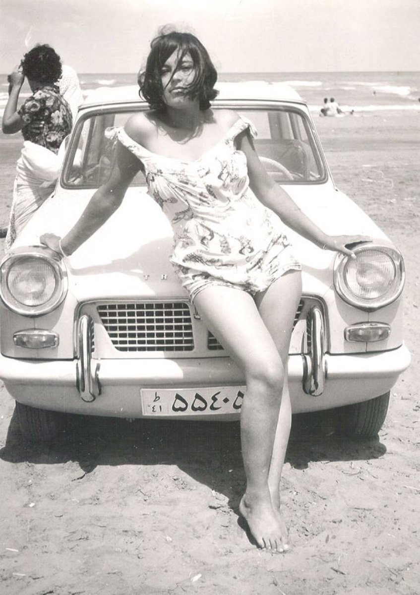 ahampay's tweet photo. این عکس رو از دیروز تو تایملاین خارجی‌ها دیدم که نوشتند 
At the beach in #Iran. 1968.
بعضی هم‌نوشته بودند ریدم به قبرت خمینی چی رو به چی تبدیل کردی!؟
#سالگرد_مهسا 
#مهسا_امینی https://t.co/74CCc0tS14