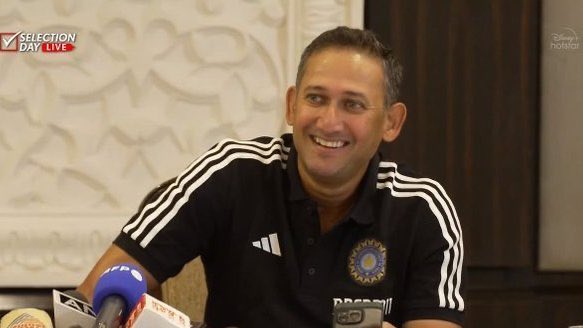 dp_karthik's tweet photo. Reporter - Any plan for Harris rauf and Shaheen?

#AjitAgarkar - "#ViratKohli will take care of them" 😎😀 https://t.co/oCn8iUhdkM