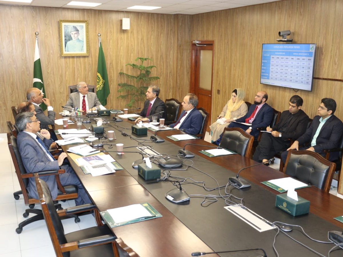 PlanComPakistan's tweet photo. Caretaker Federal Minister for Planning, Mr. Muhammad Sami Saeed, led a meeting today with the Pakistan Bureau of Statistics to delve into future survey plans, price statistics, and pioneering forward-looking strategies. https://t.co/5vi5ZYl0iZ