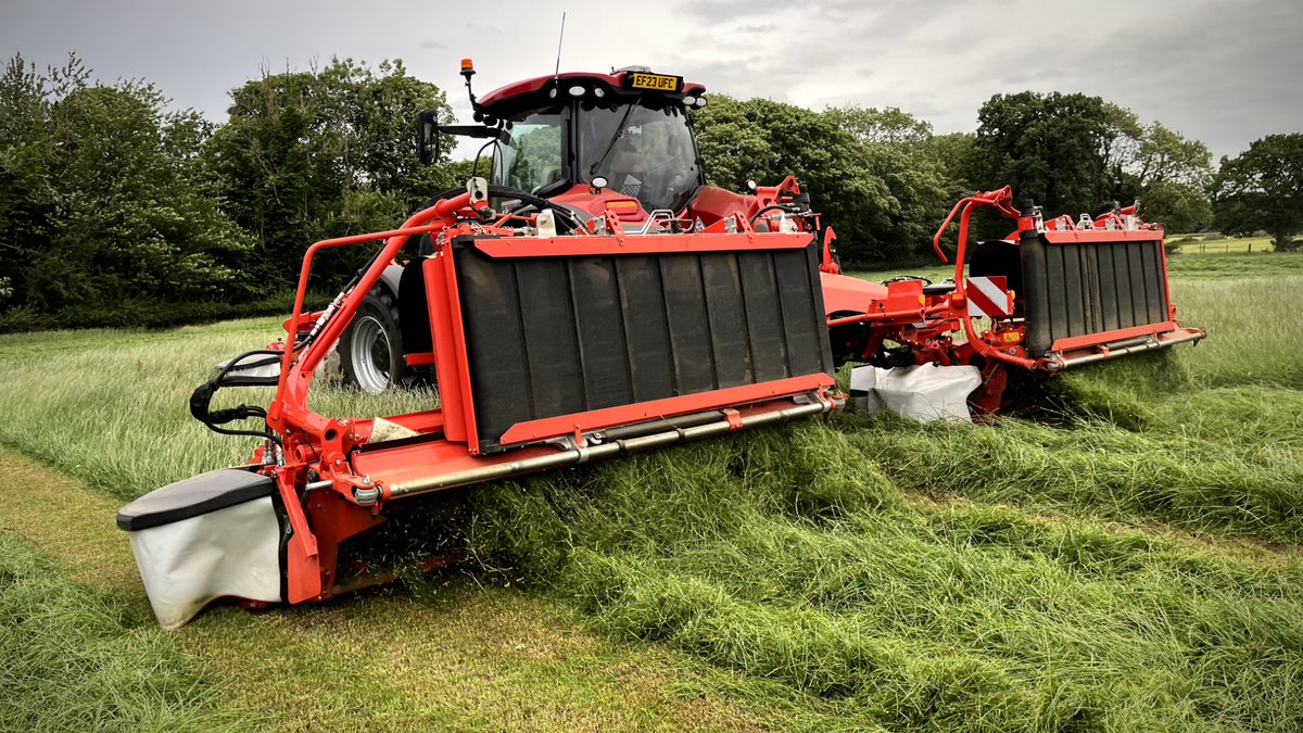 Armed with a set of <a href="/KUHN_UK/">KUHN Farm Machinery</a>  front and rear #mowers on one #tractor and a set of triples with groupers on another, we find out what the #latest generation of Kuhn #mounted mowers are all about.
youtube.com/watch?v=8Rd82o…