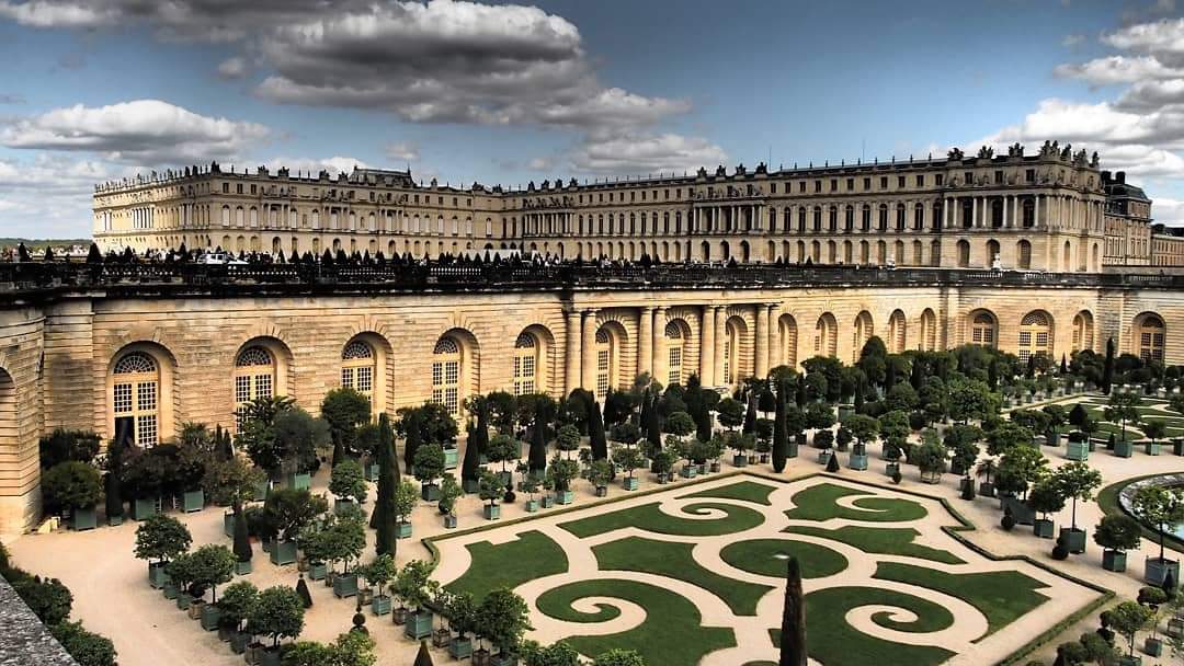 Costruita tra il 1623 e il 1683, la Reggia di Versailles è per antonomasia una delle opere architettoniche di maggiore raffinatezza di tutta la storia europea e non solo. Per chi non lo sapesse, fu la residenza reale dei Borbone di Francia. Impossibile non rimanere incantati 😍