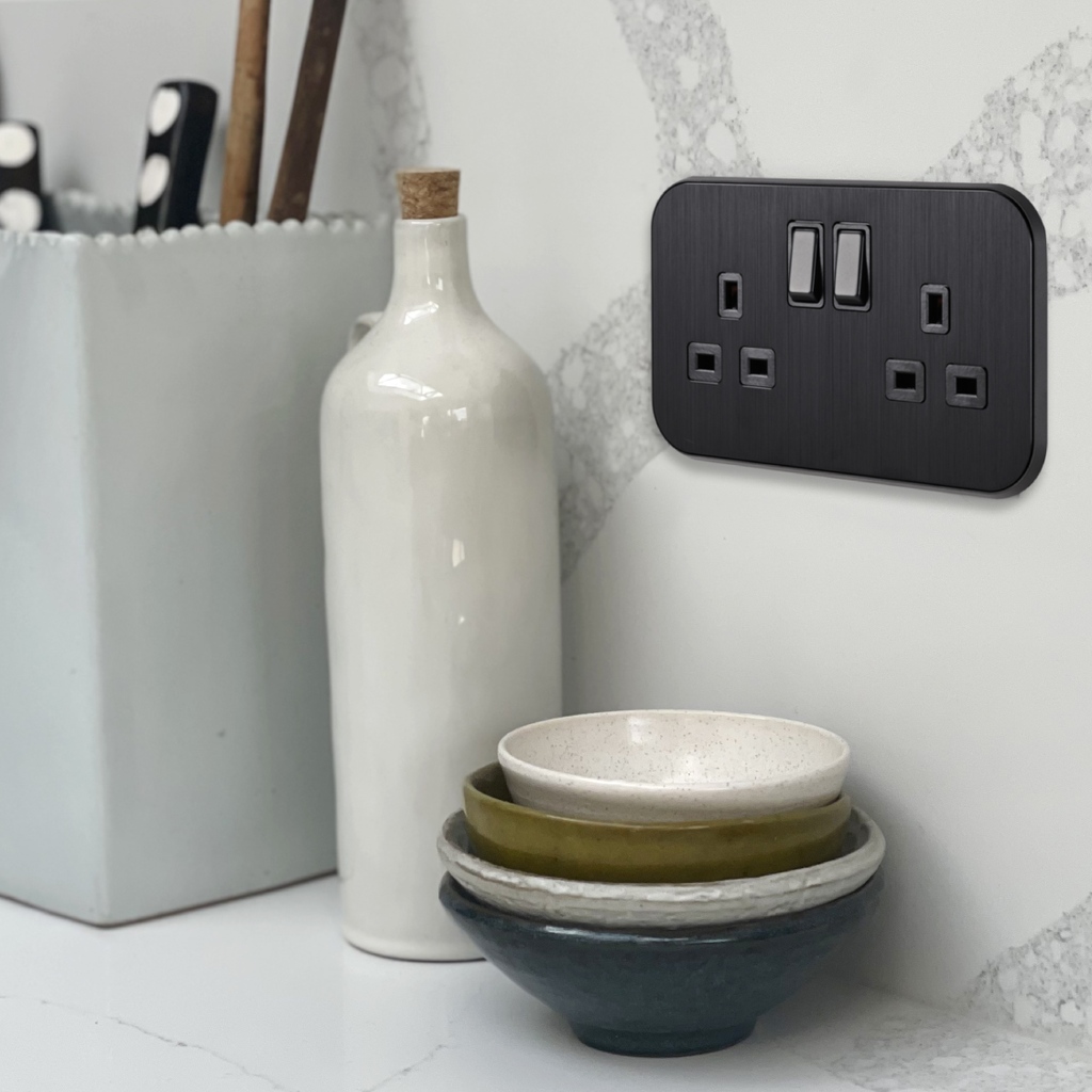 Pushkahome's tweet image. Featured in @_houseandgarden, our statement Matte Black Half Moon #Handles. The ability to pick pieces in the same matching black finish allows you to create a cohesive home, with individual details.

Explore: l8r.it/VGAl

#BlackHardware #SocketsAndSwitches