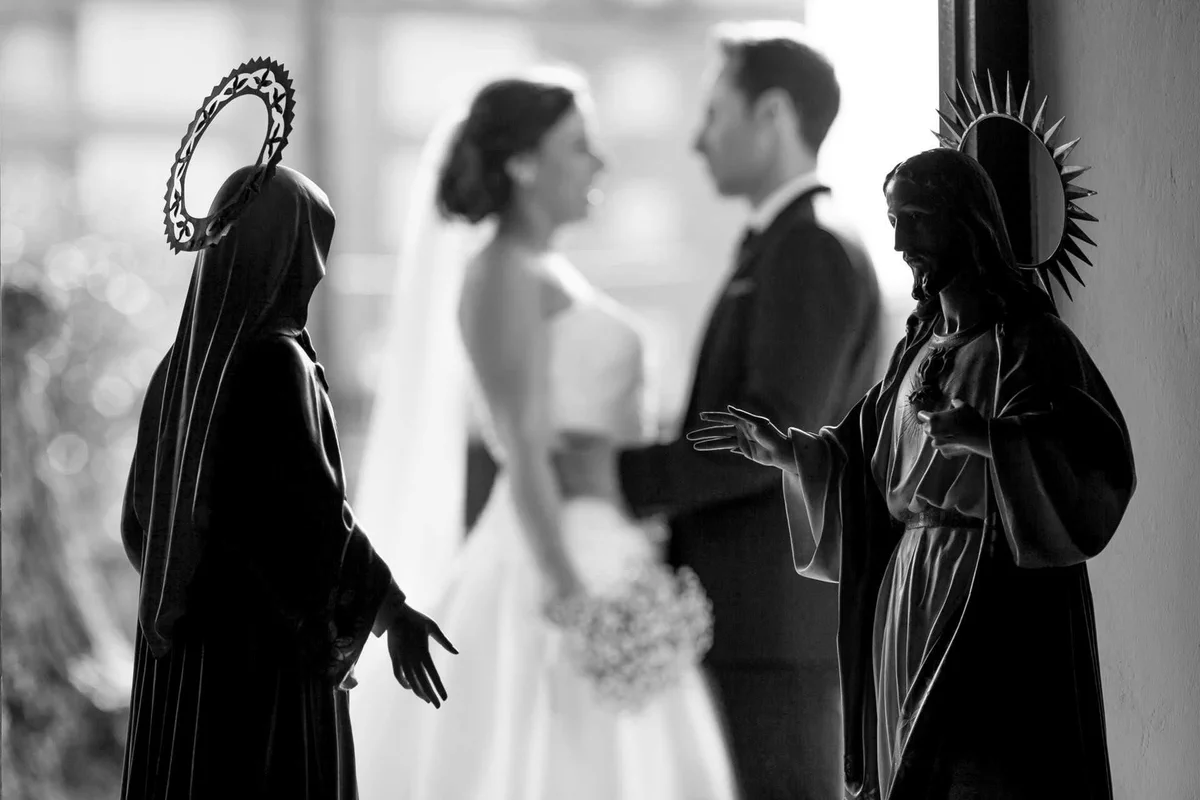El amor es sufrido, es benigno;
el amor no tiene envidia;
no es jactancioso, no se envanece.

El amor no es grosero, ni egoísta;
no se irrita ni lleva cuentas del mal.

El amor no se alegra de la injusticia, sino que encuentra su alegría en la verdad.

Todo lo sufre, todo lo