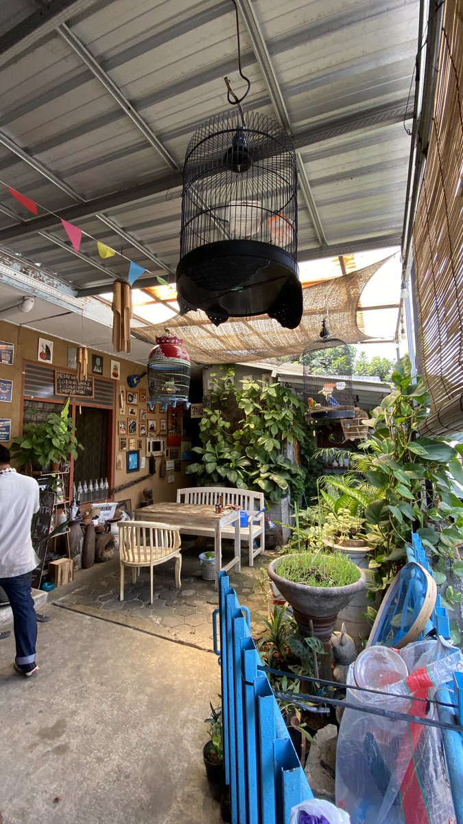 Tempat makan nikmat yang jauh dari hingar bingar pusat kota di Yogyakarta.

Menikmati hari yang cerah di Waroeng Gemah Ripah.

sebuah utas singkat - a short thread.