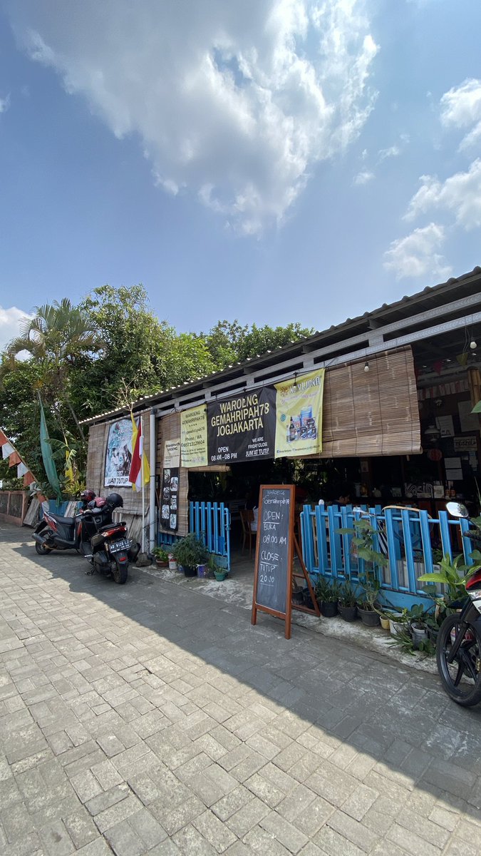 canisiusandrew's tweet photo. Tempat makan nikmat yang jauh dari hingar bingar pusat kota di Yogyakarta.

Menikmati hari yang cerah di Waroeng Gemah Ripah.

sebuah utas singkat - a short thread. https://t.co/JL0V1FG8cZ