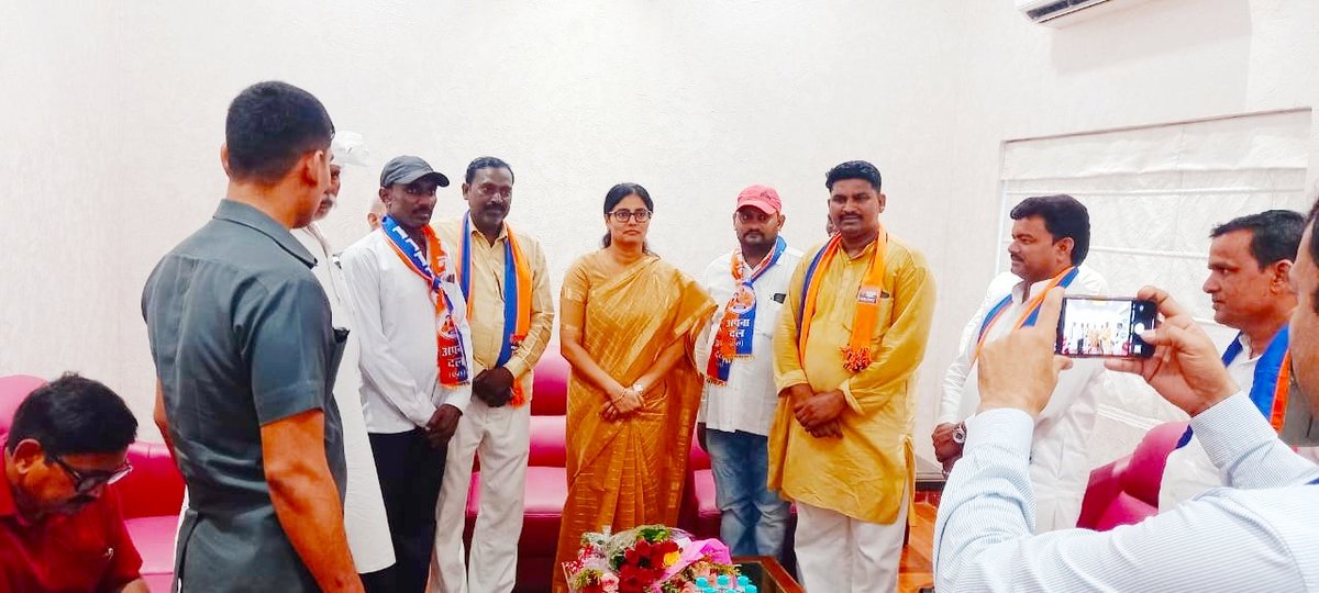 मणिराज सिंह पटेल (अपना दल एस) (@maniraj94659499) on Twitter photo प्रयागराज सर्किट हाउस में केंद्रीय वाणिज्य एवं उद्योग राज्य मंत्री बहन <a href="/AnupriyaSPatel/">Anupriya Patel</a> जी से औपचारिक मुलाकात करते शहर पश्चिमी विधानसभा के कार्यकर्ता पदाधिकारी गण। प्रयागराज सर्किट हाउस में केंद्रीय वाणिज्य एवं उद्योग राज्य मंत्री बहन <a href="/AnupriyaSPatel/">Anupriya Patel</a> जी से औपचारिक मुलाकात करते शहर पश्चिमी विधानसभा के कार्यकर्ता पदाधिकारी गण।