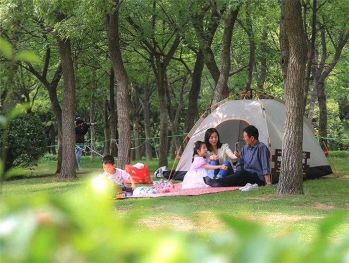 More than 70 areas in the first batch of 47 parks and green spaces in #Jinan have been opened as 'Park+' pilot zones. These areas offer services such as camping, fitness, and leisure activities, enabling more citizens to enjoy some quality time in local green spaces. #GreenChina