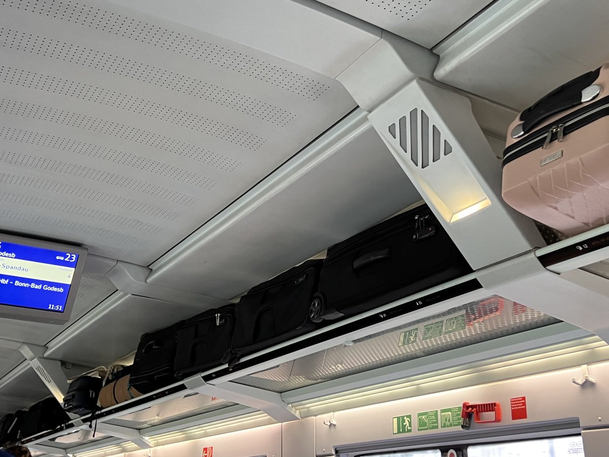 Ferienzeit ist Reisezeit. Gepäckfächer voll, ICE ausgebucht.