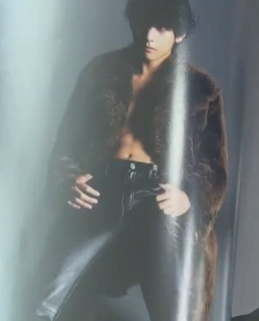 tekookmoments's tweet image. Put them in a room and lock the door