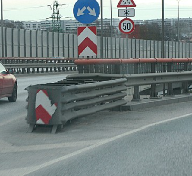 saliktengriba's tweet image. Visvairāk fascinē tas, ka uz maģistrāles automašīnām paredzētas īpašas triecienu absorbējošās barjeras, kamēr uz ietves, kas atrodas tieši blakus maģistrālei gājējus no auto pasargā tieši nekas - nesertificēti sametināta metāla profilu izstrādājumi, kkas traumu risku palielina.