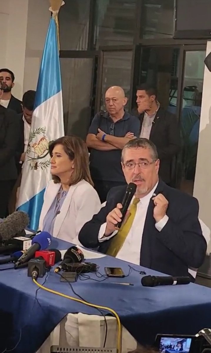 Este es un señor detalle de <a href="/BArevalodeLeon/">Bernardo Arévalo</a> del que poco se habla.

Dijo y mostró que ya no tenía el pin del <a href="/msemillagt/">Movimiento Semilla 🌱 🇬🇹</a> sino que ahora tenía la bandera de Guatemala, porque es un triunfo de país, no de partido.

Es un simbolismo poderoso, con mensaje de conciliación.

Ahí es.