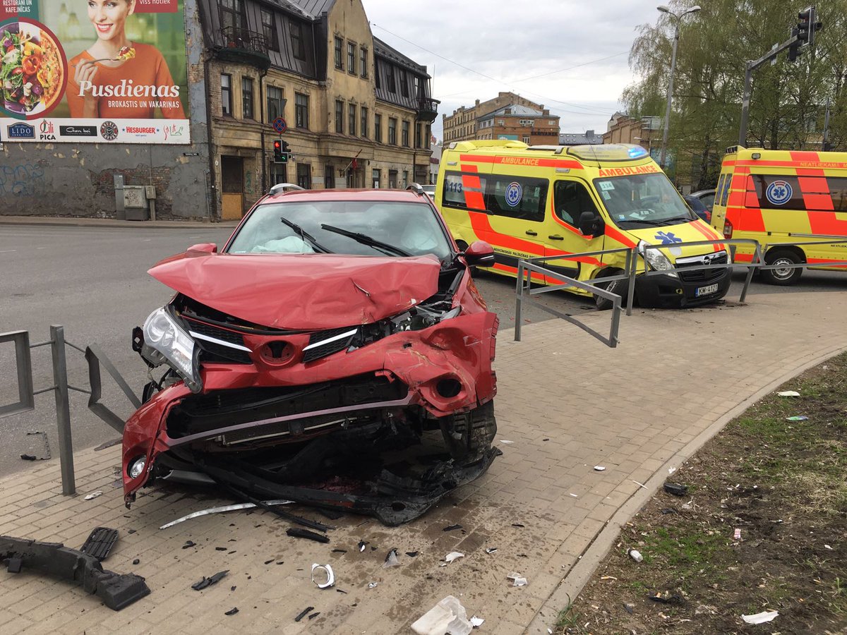 saliktengriba's tweet image. Visvairāk fascinē tas, ka uz maģistrāles automašīnām paredzētas īpašas triecienu absorbējošās barjeras, kamēr uz ietves, kas atrodas tieši blakus maģistrālei gājējus no auto pasargā tieši nekas - nesertificēti sametināta metāla profilu izstrādājumi, kkas traumu risku palielina.