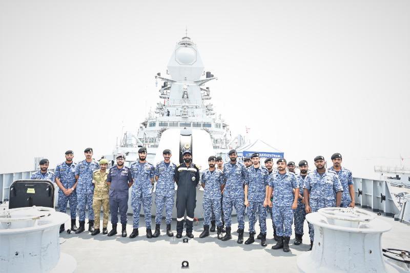 IndiaInBahrain's tweet photo. #INSVisakhapatnam و #INSDeepak في #البحرين
في وقت سابق خلال التفاعلات المهنية أثناء مكالمة الميناء مع القوة البحرية الملكية البحرينية (RBNF) في مختلف مجالات العمليات البحرية ، وأفضل الممارسات المشتركة ، والتي تهدف إلى تعزيز التعاون وتعزيز العلاقات بين البحريتين. https://t.co/gX9nHv9zy2