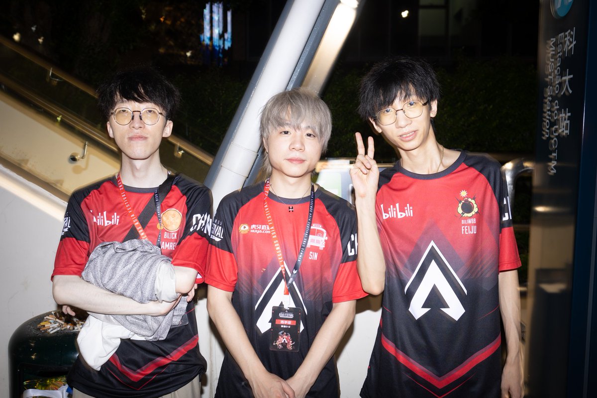 XiaoL1n1's tweet photo. MDY 1.0
2020 Rage Asia➡️2023 Asia Festival
Ig_Jamren➡️ FC_Jamren🥮
Ig_Kassa ➡️ VKG_Kassa🐶
Ig_FeiJu ➡️ MDYw_FeiJu🐷
@IgJamren @YuErxlx  @MDY_White @PlayApexEsports https://t.co/vOZlsUnS3L