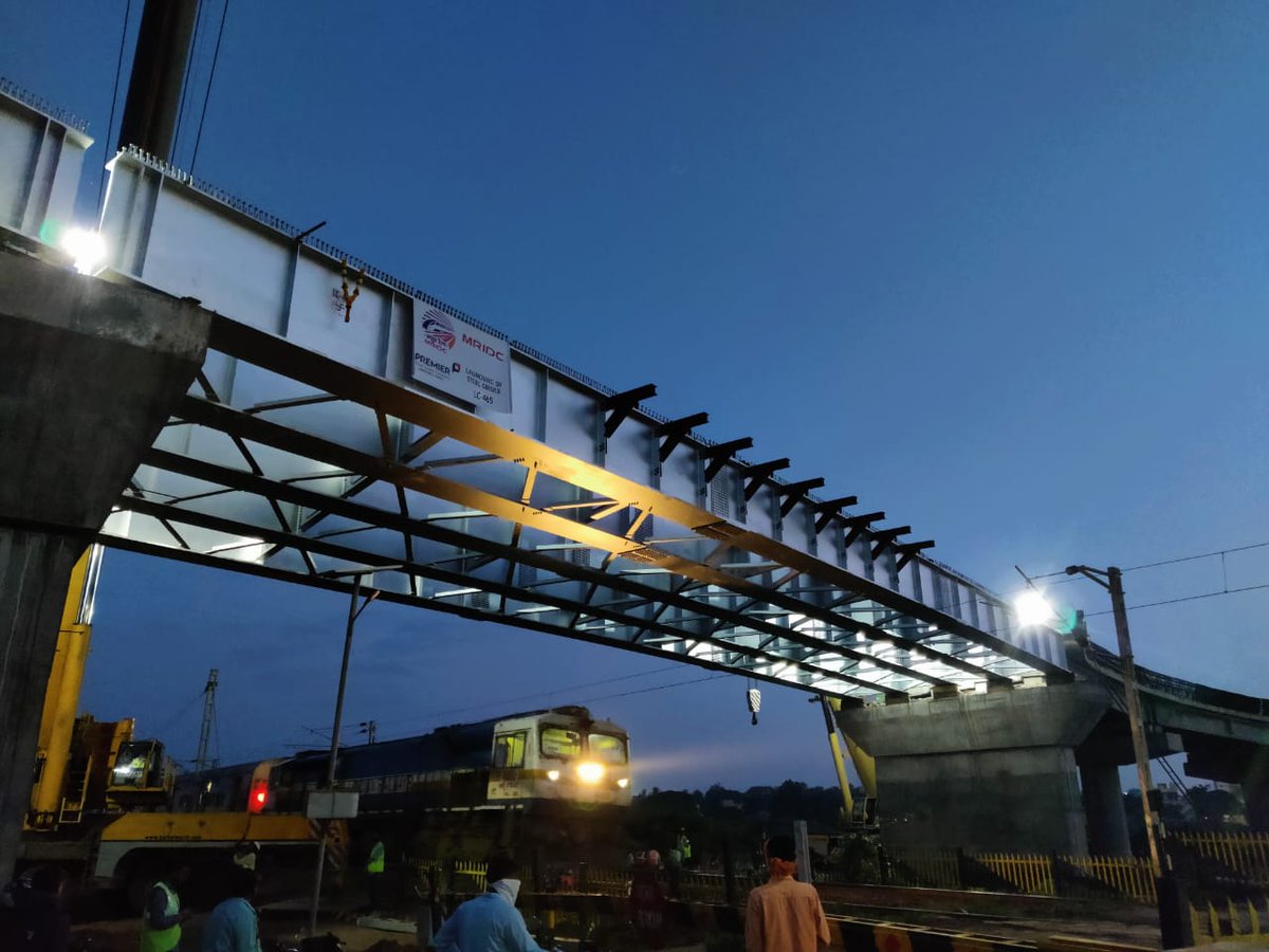 Maharail_Corp's tweet photo. #MRIDC successfully completed launching of all 05 girder along with diaphragms & bottom bracing in 2hrs 40 min time for construction of ROB near #Miraj Railway Station @Central_Railway on Ghalwad - Miraj Road
#infrastructuredevelopment #railway #Infra4India #safety https://t.co/hjAFtO8fGs