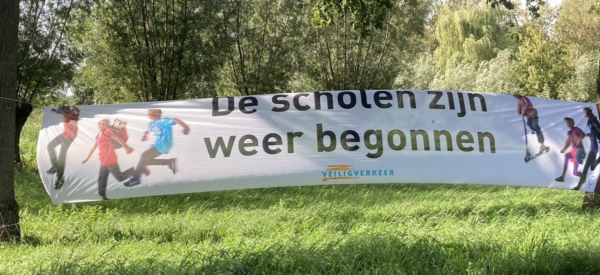 Deze week zult u de eerste onwennige, soms zwalkende jonge fietsers weer tegenkomen in onze gemeente. 
Heb wat geduld in de auto, doe extra voorzichtig zodat iedereen eerst weer een beetje aan elkaar kan wennen op de weg. 
Veilige reis allemaal!
