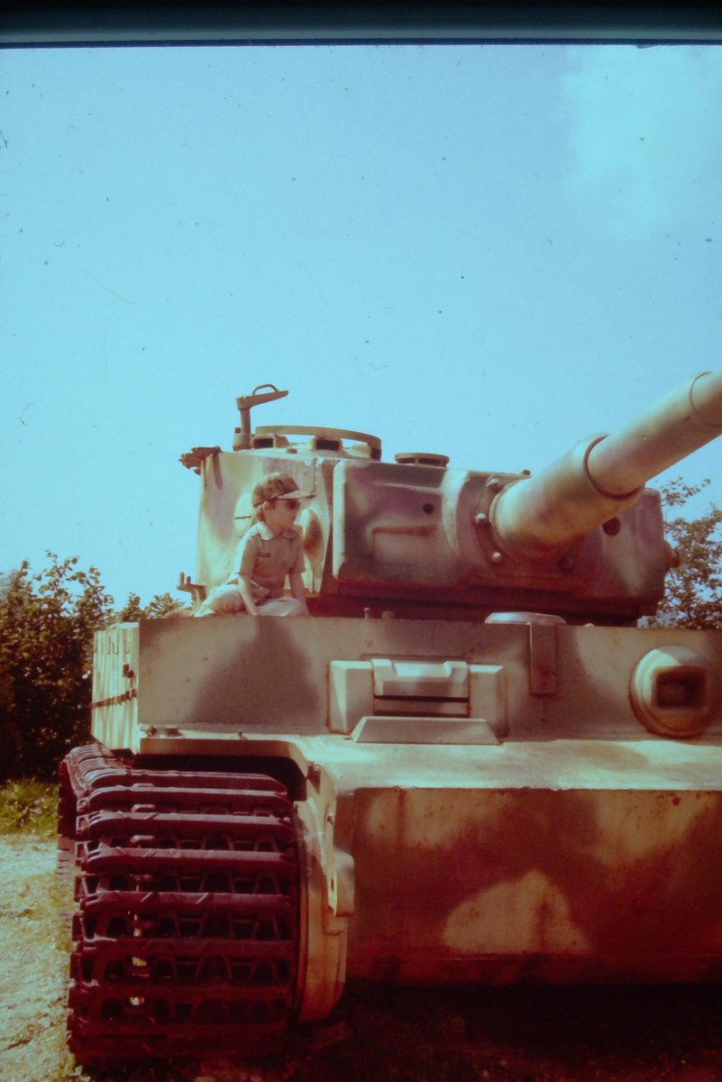 benoitrondeau14's tweet photo. Deux frères : le Tiger I de #Saumur et celui de #Vimoutiers, ce dernier dans les années 1970 (je suis dessus...) puis 1980.
#Normandie #DDay https://t.co/17pGcuAHGd