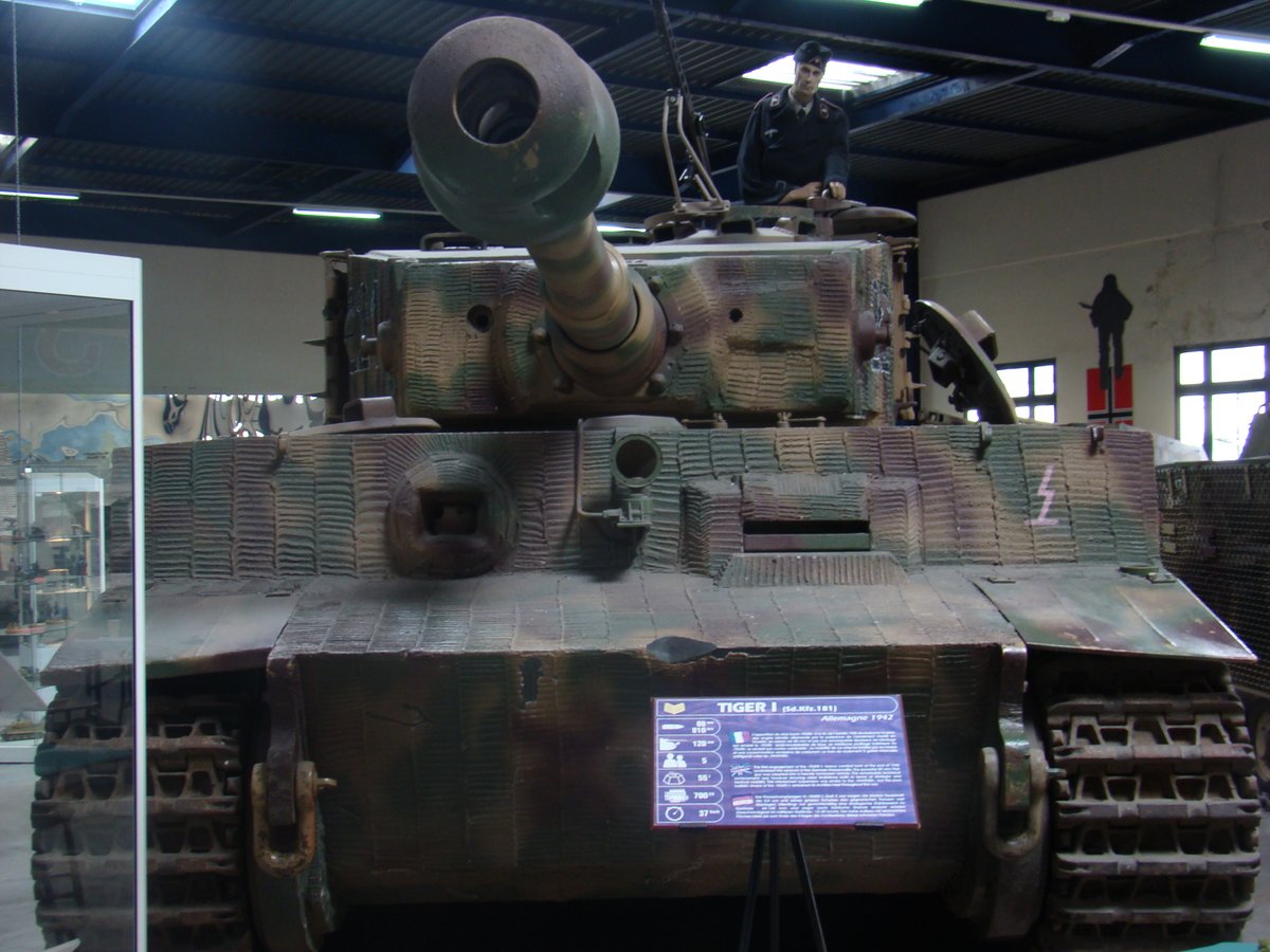 benoitrondeau14's tweet photo. Deux frères : le Tiger I de #Saumur et celui de #Vimoutiers, ce dernier dans les années 1970 (je suis dessus...) puis 1980.
#Normandie #DDay https://t.co/17pGcuAHGd