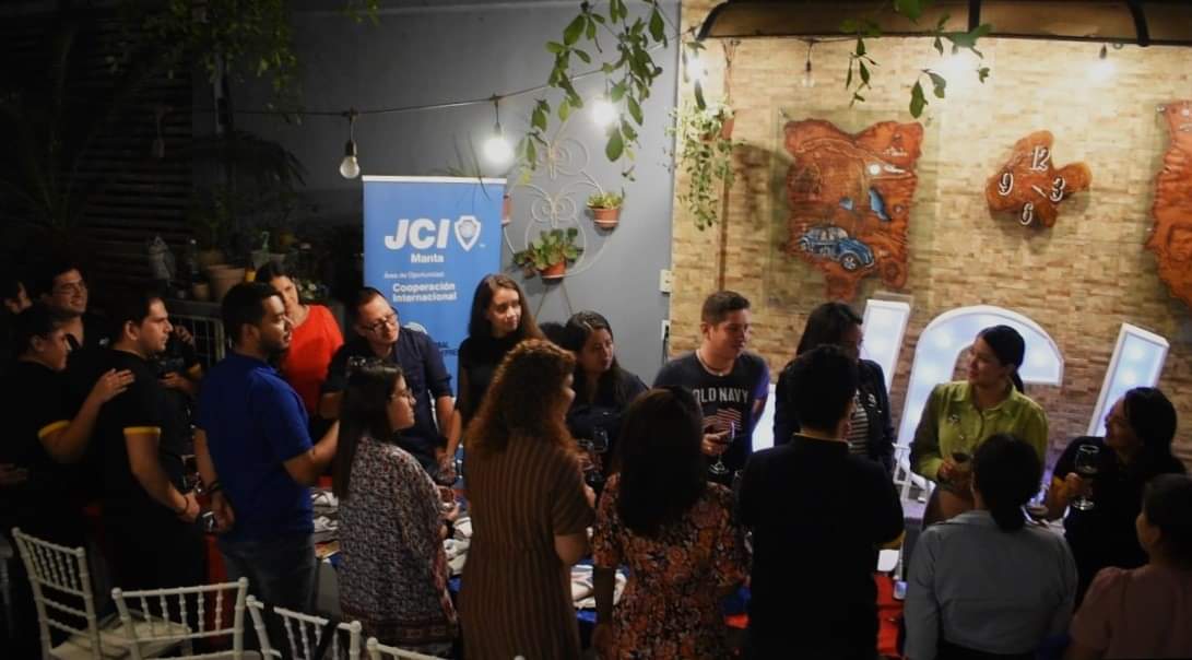 JCIManta's tweet photo. 📌 VISITA INTERNACIONAL

Con mucho entusiasmo recibimos a la Presidenta de JCI República Dominicana @MarinelCanela, quien aprovechó su estadía en el país para conocer nuestra O.L, y en la cual tuvimos la grata asistencia y compañía de miembros de @JciChone y @JCIPortoviejo #Manta https://t.co/Hs8ZZHLJt6