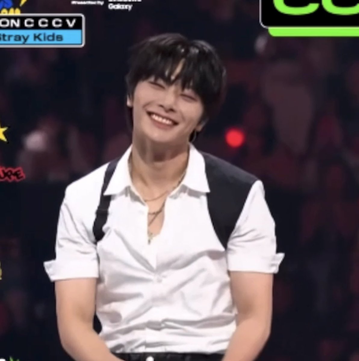 dailyinnieluv's tweet photo. this outfit on jeongin https://t.co/rhJ6Wqo1Or