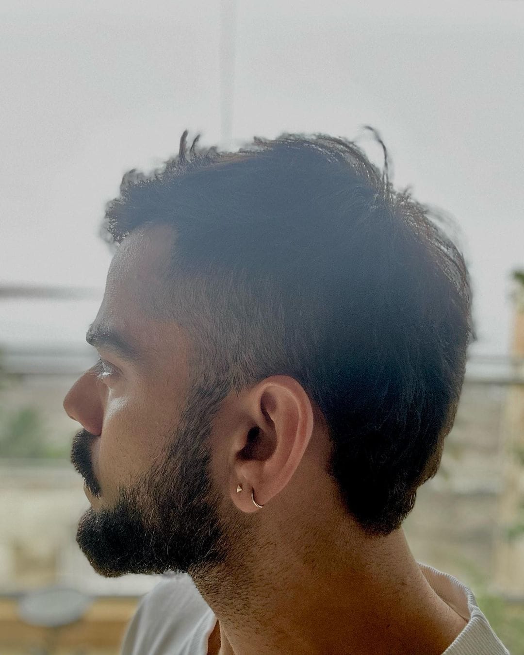 Virat Kohli New Look: विराट कोहली ने बदला अपना लुक, न्यू हेयर स्टाइल हुआ  वायरल, देखें तस्वीरें - virat kohli debuts new haircut as ex india captain  arrives in mohali for 1st