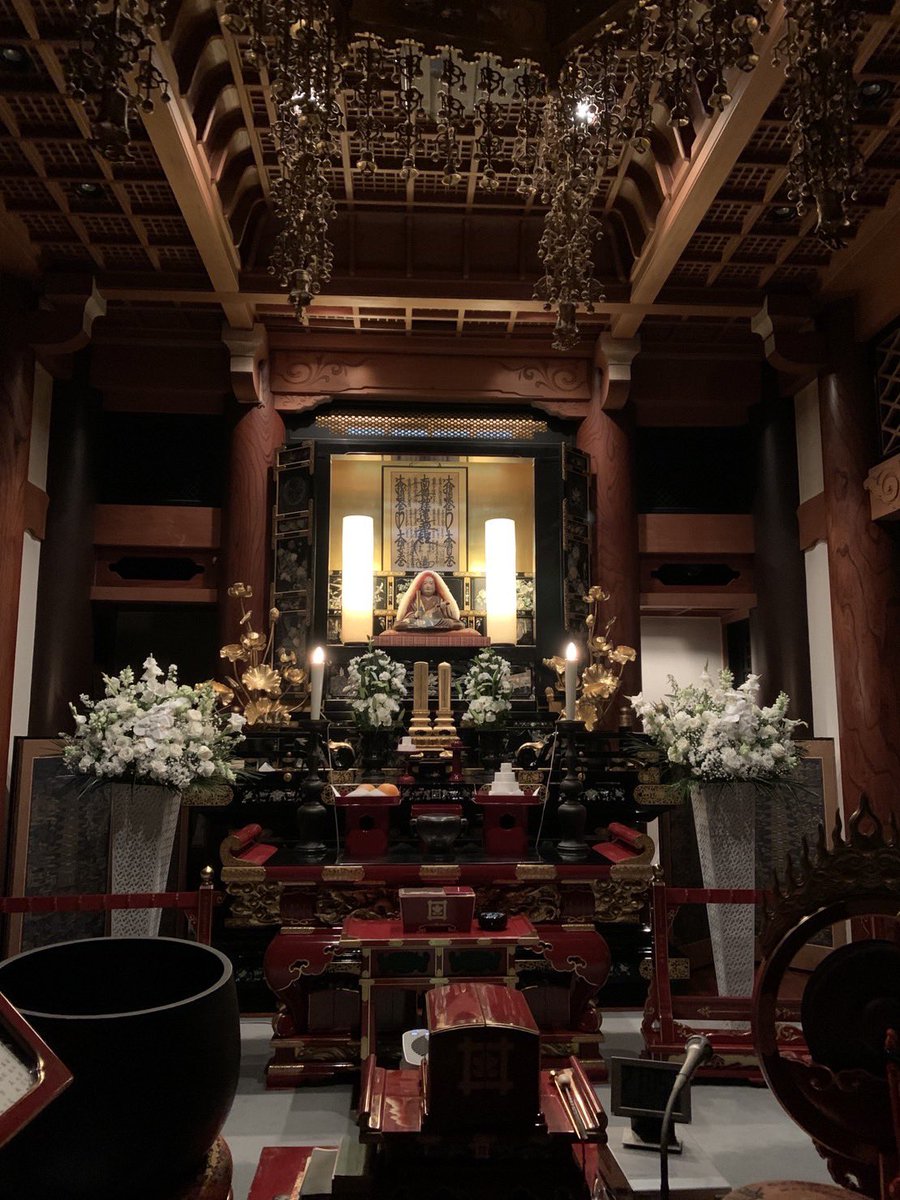 ヨガをやらせて頂いている
六本木お寺さん御本堂✨