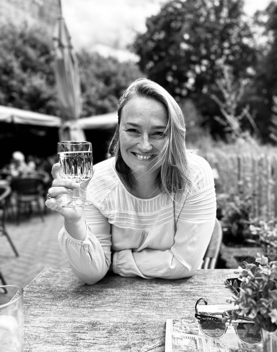 Proost op het leven! Afgelopen zaterdag mocht ik 42 kaarsjes uitblazen. Dankbaar voor alles wat ik heb. 

Nu is het weer maandag! De vakantie zit erop. De scholen zijn (in regio midden) weer begonnen.

ROMYN is weer compleet! Iedereen weer op kantoor. Werkse!