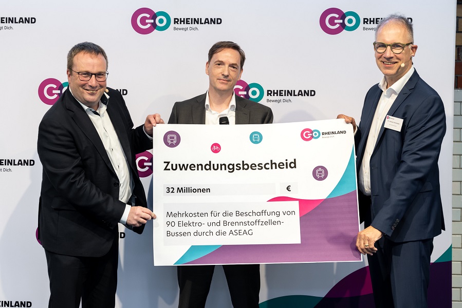 elektromob_nrw's tweet photo. Die #ASEAG aus #Aachen hat bei der 2. Knoten-Aachen-Konferenz #Förderungen in Höhe von 32 Mio. Euro erhalten. Mit den Mitteln werden u.a. 90 #Elektro- und #Brennstoffzellenbusse sowee Lade- und Tankinfrastruktur angeschafft.
Mehr auf: https://t.co/zOHYiOPxKY
Foto: go.Rheinland https://t.co/1fbPXkHptG