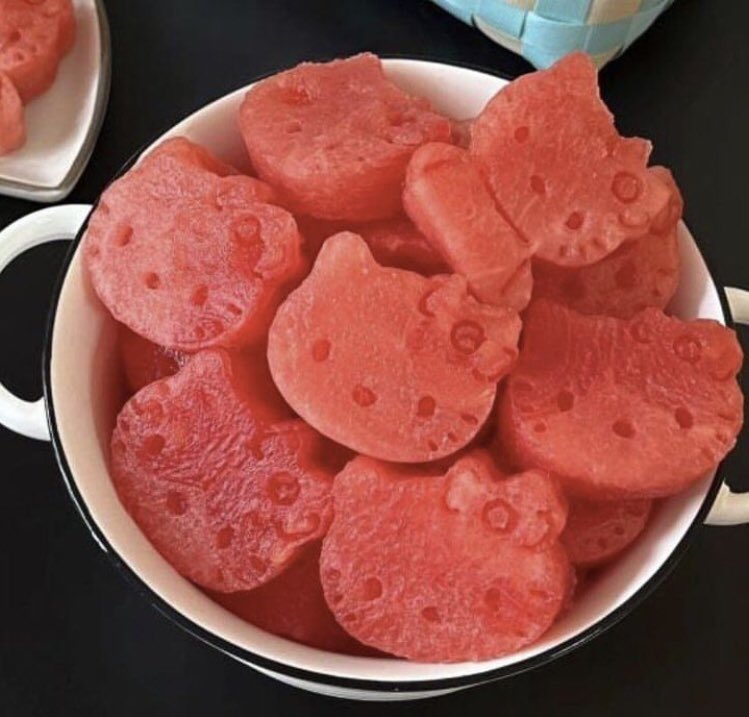 sweetxdessert's tweet photo. Hello Kitty watermelon 🍉🍉 https://t.co/ShxH6rdlNQ