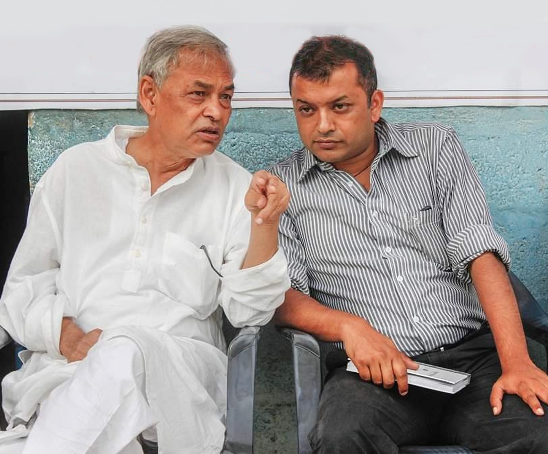 thapagk's tweet photo. प्रदीप दाइ हामी बिचबाट बिदा हुनुभएको एक वर्ष भइसकेछ।

यस बिचमा धेरै घटनाक्रमहरू ��ए, दाइलाई धेरै सम्झिए। प्रदीप दाइ भएको भए कसो गर्नु हुन्थ्यो होला, के भन्नु हुन्थ्यो होला? संसदमा उहाँको अभाव झनै खड्कियो।

उहाँसँगका प्राय भेटमा हुने विचार-विमर्श, किताब छलफल, उहाँले दिने सुझाव सधैँ स्मृतिमा रहनेछन्।

मेरा राजनीतिक तथा वै��ारिक पथप्रदर्शक प्रदीप गिरिप्रति हार्दिक श्रद्धासुमन!
