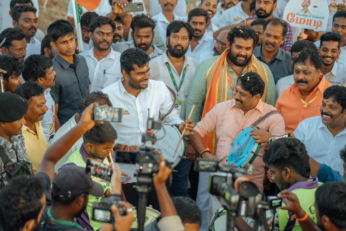 annamalai_k's tweet photo. வைணவ திவ்ய தேசங்களில் ஒன்றான நாங்குநேரியில் #EnMannEnMakkal பயணம், மிகச் சிறப்பாக நடந்தேறியது. நாங்குநேரி மக்களின் பொருளாதார நிலை உயர வேண்டும் என்பதற்காக, நாங்குநேரி ஜீயர் அவர்கள், சிறப்பு பொருளாதார மண்டலம் (SEZ) அமைக்க 2,000 ஏக்கர் நிலத்தை தானமாக வழங்கினார். இருபது ஆண்டுகளுக்கு முன்பு நிலம் கிடைத்தும், இன்னும் எந்த முன்னேற்றமும் இல்லாமல் வைத்திருக்கிறது இந்த ஊழல் திமுக அரசு. (1/5)