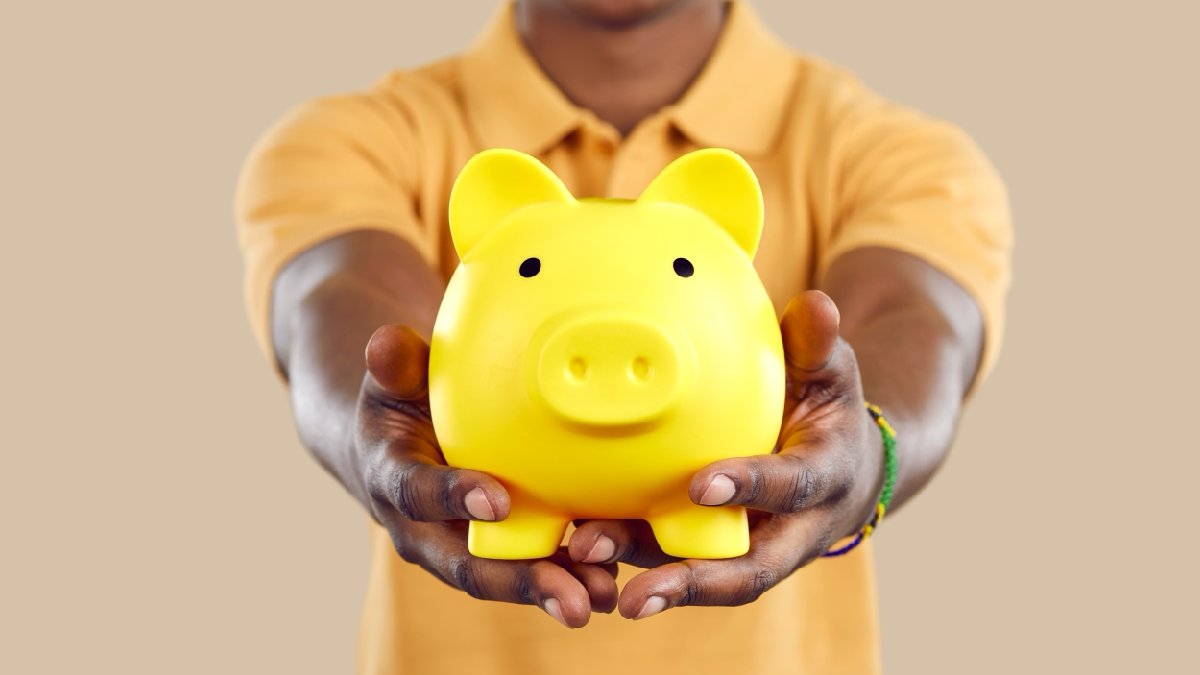 MoneySavingExp's tweet photo. You can earn up to 7.5% with a regular savings account.

If you want to save a lump sum, look at the top easy-access or fixed savings accounts.

But if you're putting cash away a bit at a time, you can earn higher rates with a regular saver 🤑

https://t.co/6xHMj879ig https://t.co/X60XD22wd3