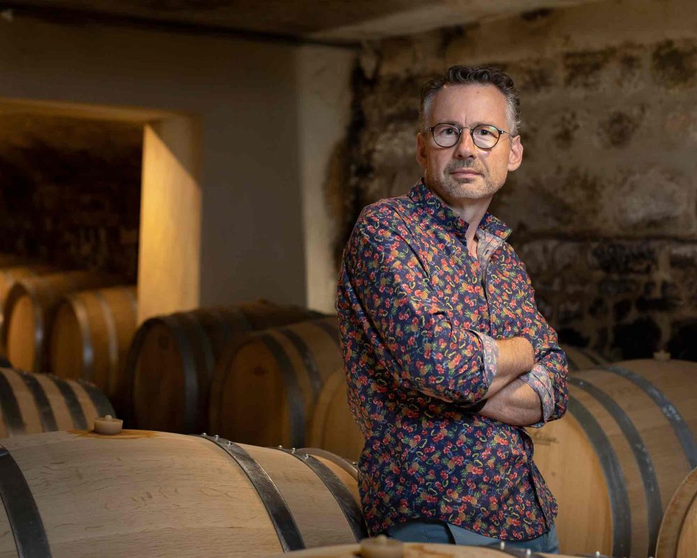 Samuel Billaud, sentado sobre las barricas de madera de roble francés en las que envejecen un pequeño porcentaje de sus vinos premier y grand cru.
🍇 wine-merchant.com/Bodegas/Samuel…
#vino #winelover #wine #winemerchant #chablis #bourgogne #borgoña #samuelbillaud #grandcru #premiercru