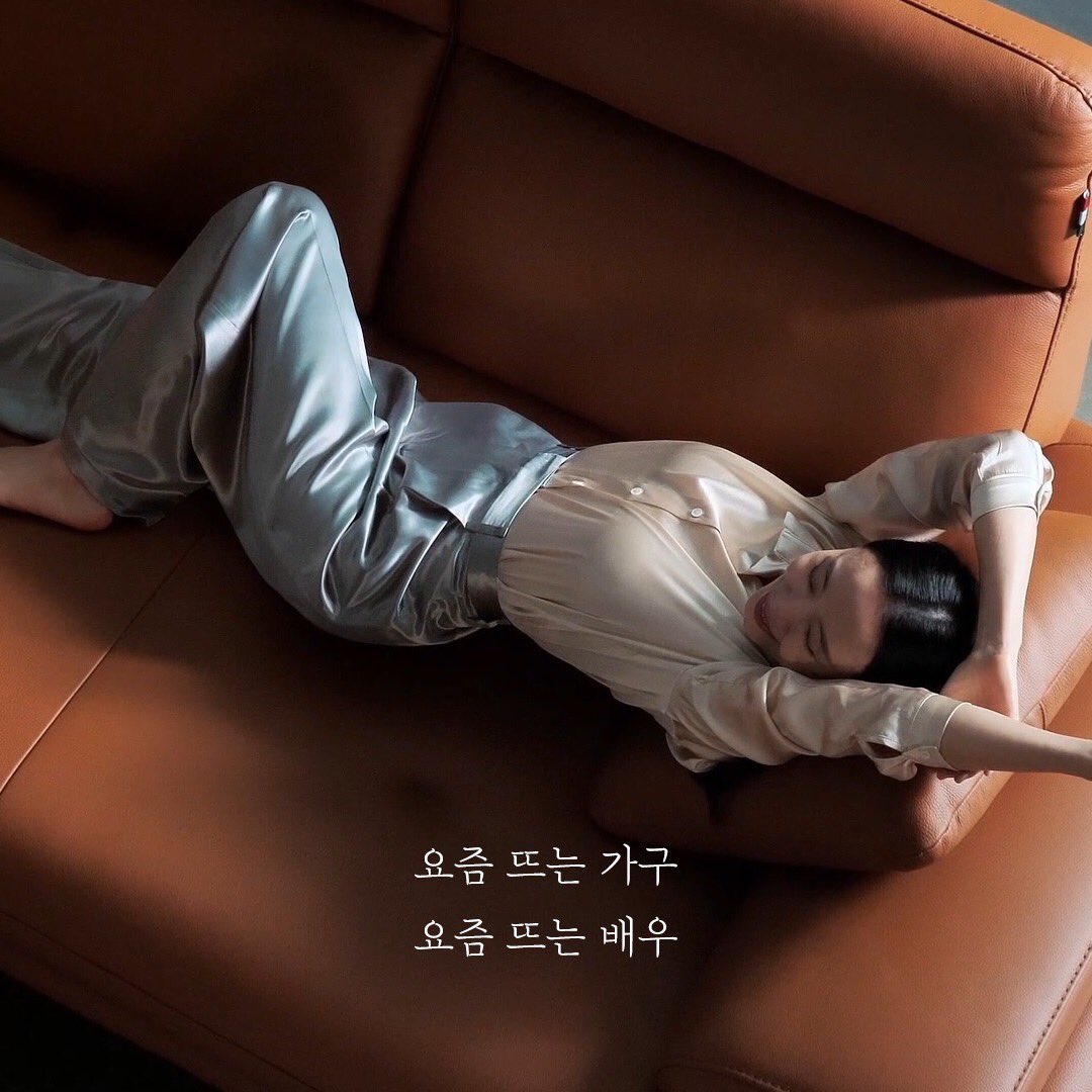jeondoyeonph's tweet photo. Monday reminder from the Queen to be kind enough to give yourself a break! 🧡

#jeondoyeon #전도연 #emons https://t.co/MRRElNJpKL
