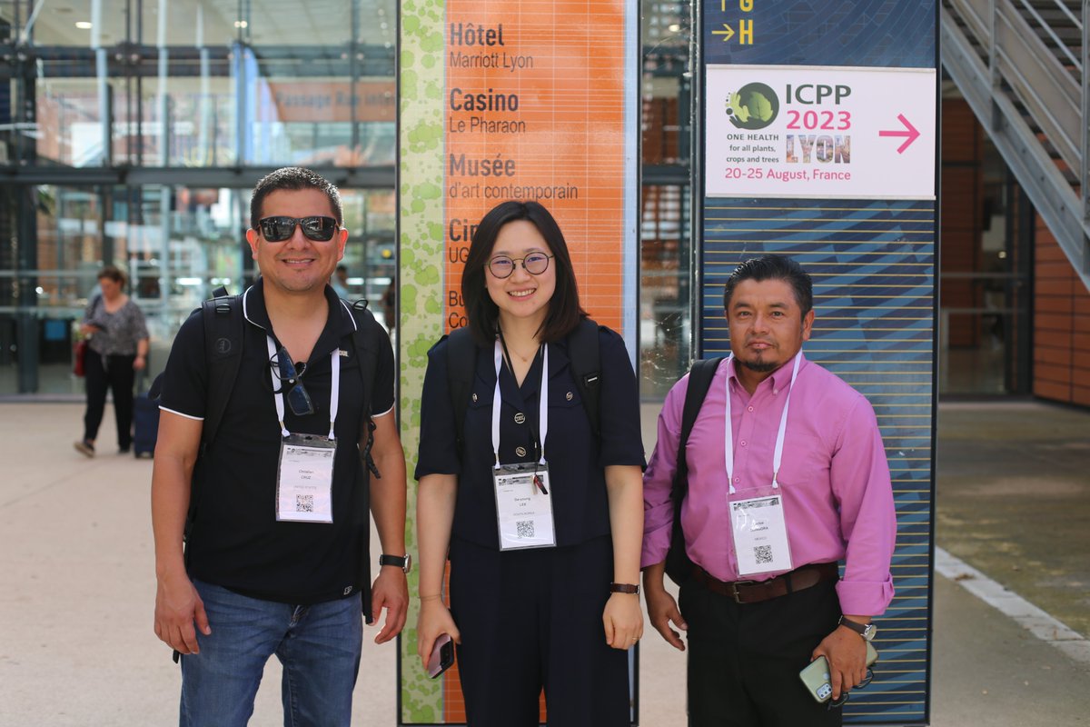 The Cruz Lab is making its mark at two major events: the APS gathering  in Denver and the ICPP conference in Lyon, France! 🌍🔬  #AdvancingScience #CropBiosecurity #Epidemiology #PlantHealth2023 #ICPP2023