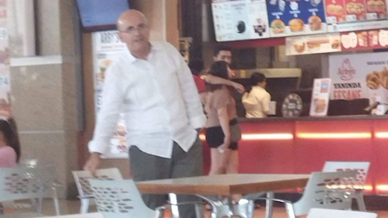 aykiri's tweet photo. Hazine ve Maliye Bakanı Mehmet Şimşek, Ankara’da bir AVM’de kumpir yedi.

Bakan Şimşek'in siparişini vermek için sıraya girdiği sonra masaya geçerek yemeğinin hazırlanmasını beklediği görüldü.

Şimşek göreve gelmeden önce, restorandaki en ucuz kumpir 60 lirayken bugün 102 lira oldu.