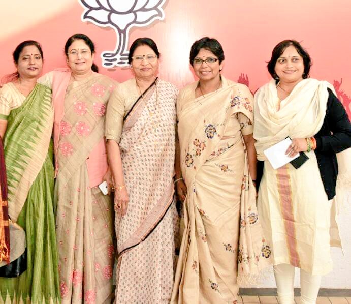poojakapilmisra's tweet photo. मेरी गुरु, मार्गदर्शक, प्रेरक, अथक परिश्रमी, राष्ट्रीय मंत्री भाजपा, राजस्थान प्रदेश सह प्रभारी और भाजपा महिला मोर्चा की पूर्व राष्ट्रीय अध्यक्ष आदरणीय विजया राहटकर ताई जी को जन्मदिवस की आकाशभर शुभकामनाएं🌹🌹🥰🌺🌷🌸

भगवान भोलेनाथ आपको सदा स्वस्थ एवं दीर्घायु रखें
@VijayaRahatkar