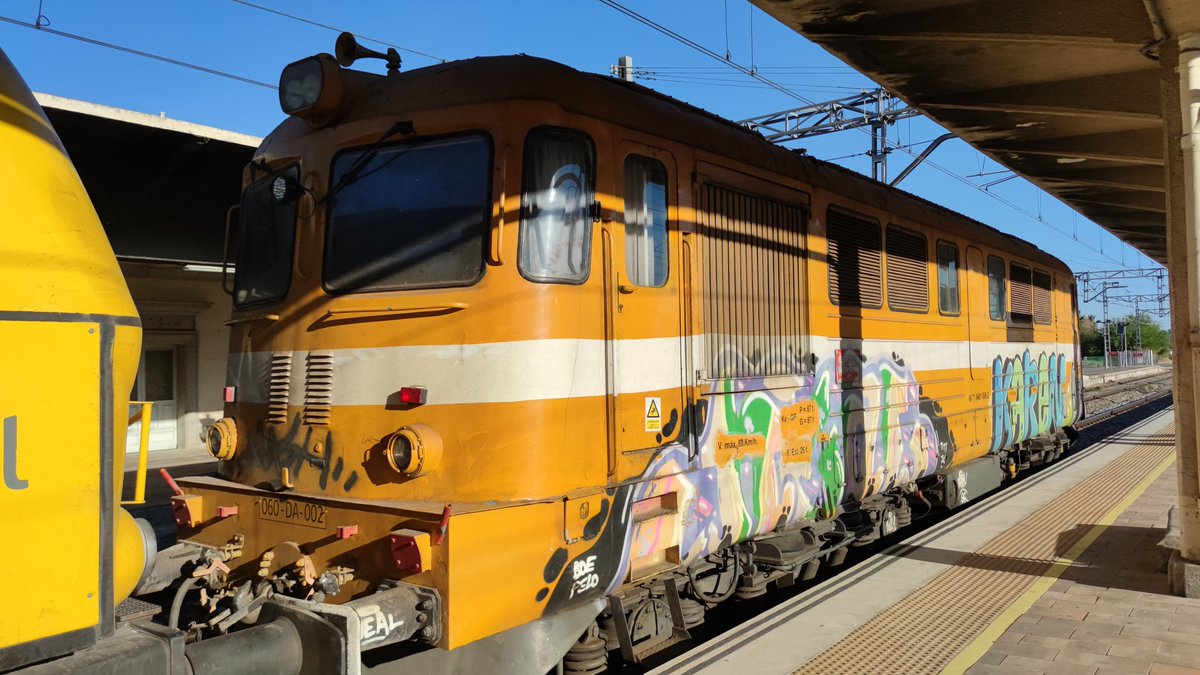 javirenfe_251's tweet photo. Locomotora rumana LDE 060-DA-02 de Comsa, en la estación de Avila
https://t.co/WBVRyQzUm4
#trenes #comsa #captrainespaña #adif #renfe #traindriverlife #trainstation #ferrocarril #ferrocarrilespañol #trainsworldwide #trenesdelmundo #trainspotting #trainspotter #trainfan https://t.co/gx2gTg2ZK4