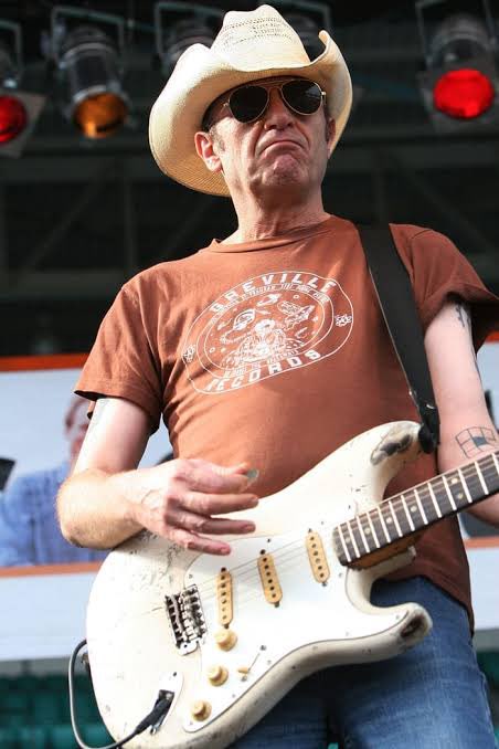 DannysInferno's tweet photo. Remembering Spencer P. Jones
🇳🇿👊🏾🇳🇿
Fantastic songwriter, guitar player and performer from #TeAwamutu
What a laugh he was. #CowPunk
#TheJohnnys #TheBeastsOfBourbon
#TheEscapeCommittee
#TheCubanHeels https://t.co/7Hou0l5XV9